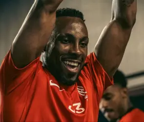 Julián Quiñones se burla de la eliminación de Chivas