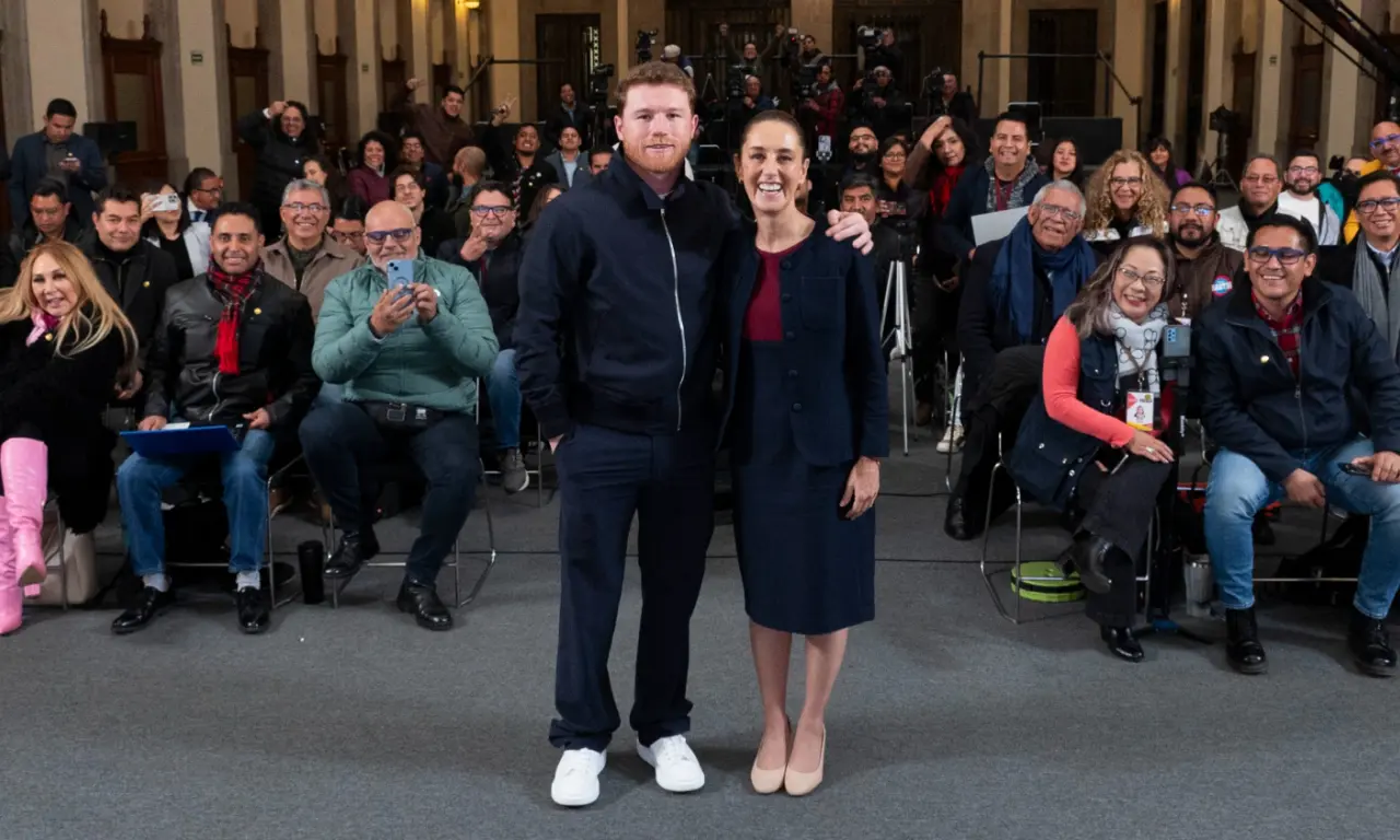  El boxeador hizo acto de presencia ante la sorpresa de los presentes. 