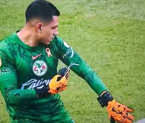 Afición del Toluca lanza cortaúñas a Malagón (FOTOS)