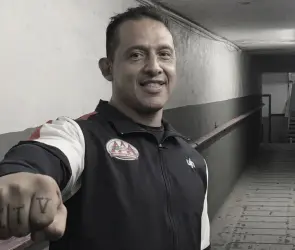 Luchador Toscano sufre fuerte accidente: se volcó su auto