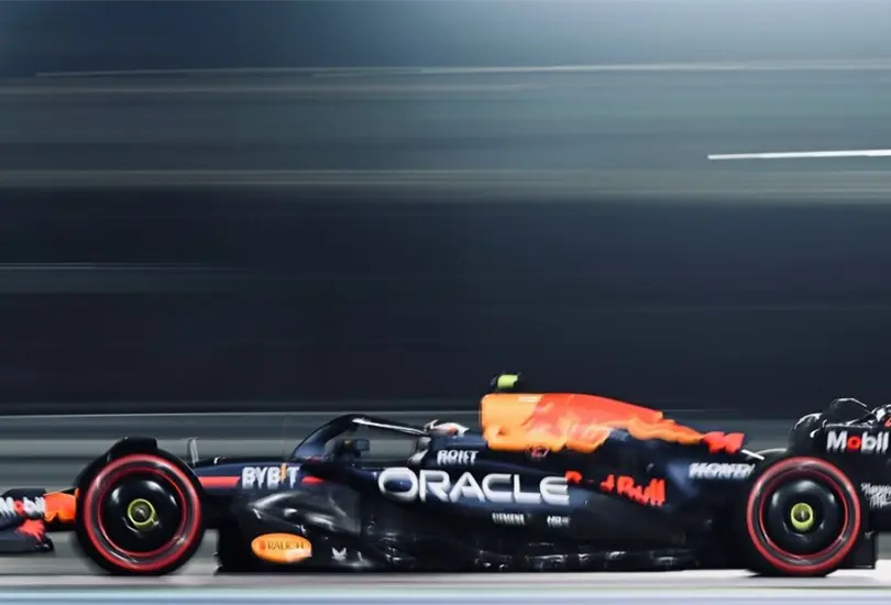 Checo comenzó su carrera en la Fórmula 1 en 2011 con Sauber, mostrando un gran potencial desde el principio Checo comenzó su carrera en la Fórmula 1 en 2011 con Sauber, mostrando un gran potencial desde el principio