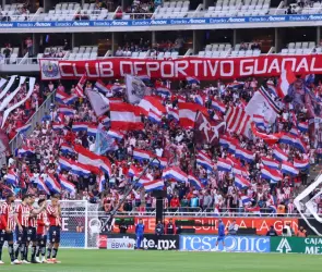 La millonada que gasta la afición de Chivas en sus mantas dentro del Akron