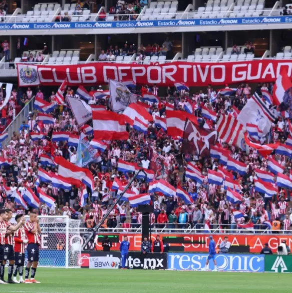 La millonada que gasta la afición de Chivas en sus mantas dentro del Akron