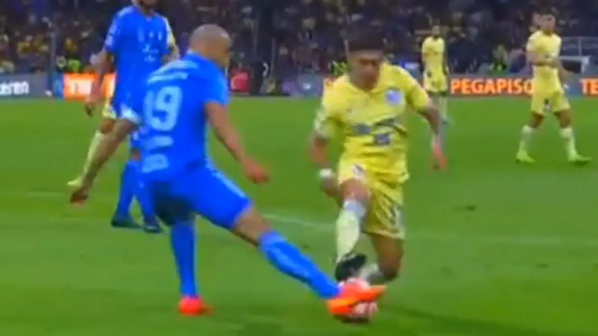 Durante el Apertura 2022, Alejandro Zendejas por poco lesiona a Guido Pizarro en un acción donde tocó el balón previamente.