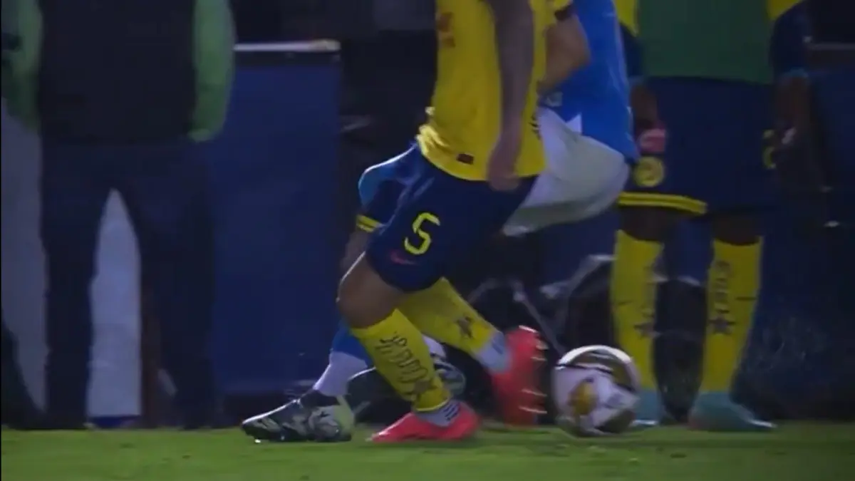 La entrada del futbolista cruzazulino viene tras un toque de balón para evitar que Álvarez conecte con él.