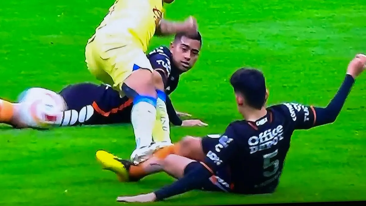 En la disputa por el bicampeonato Jonathan Dos Santos pisó de la misma manera a un futbolista de Pachuca, aunque aquí el 'tuzo' llegó antes que el 'irmao'.