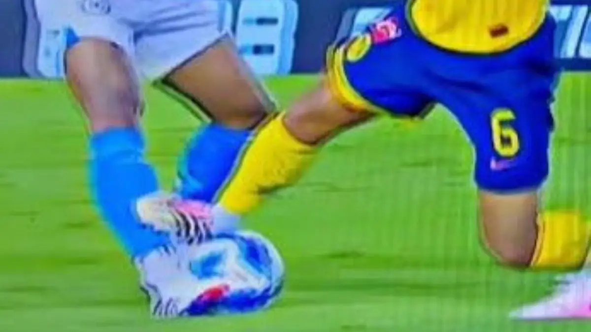 La acción por los americanistas fue señalada como un contacto de balón previo donde termina conectando con el colombiano.