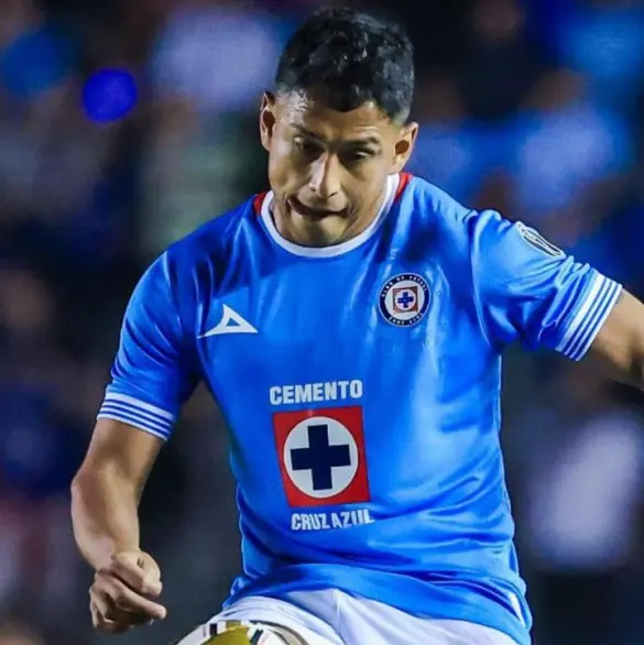 Afición de Cruz Azul explota contra Luis Romo en juego vs América