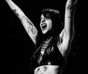 Cazzu se burla de Nodal y Ángela Aguilar en pleno concierto