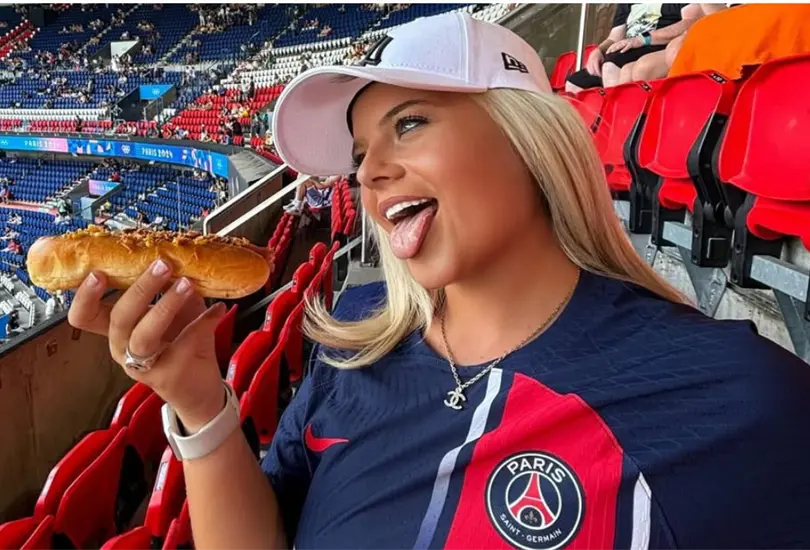 Apollonia asiste a todos los estadios y canchas de las ciudades que visita por su trabajo