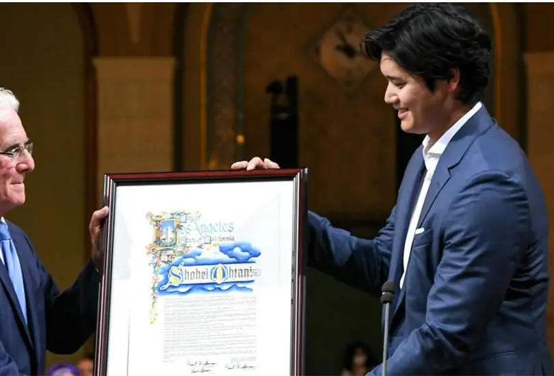la Regla Shohei Ohtani permite que un jugador que inicie un partido como lanzador, permanezca en el juego como bateador designado