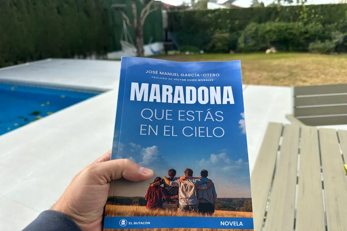  El libro, distribuido por Amazon, está prologado Víctor Hugo Morales, maestro de periodistas en Suramérica, gran amigo del desaparecido futbolista 