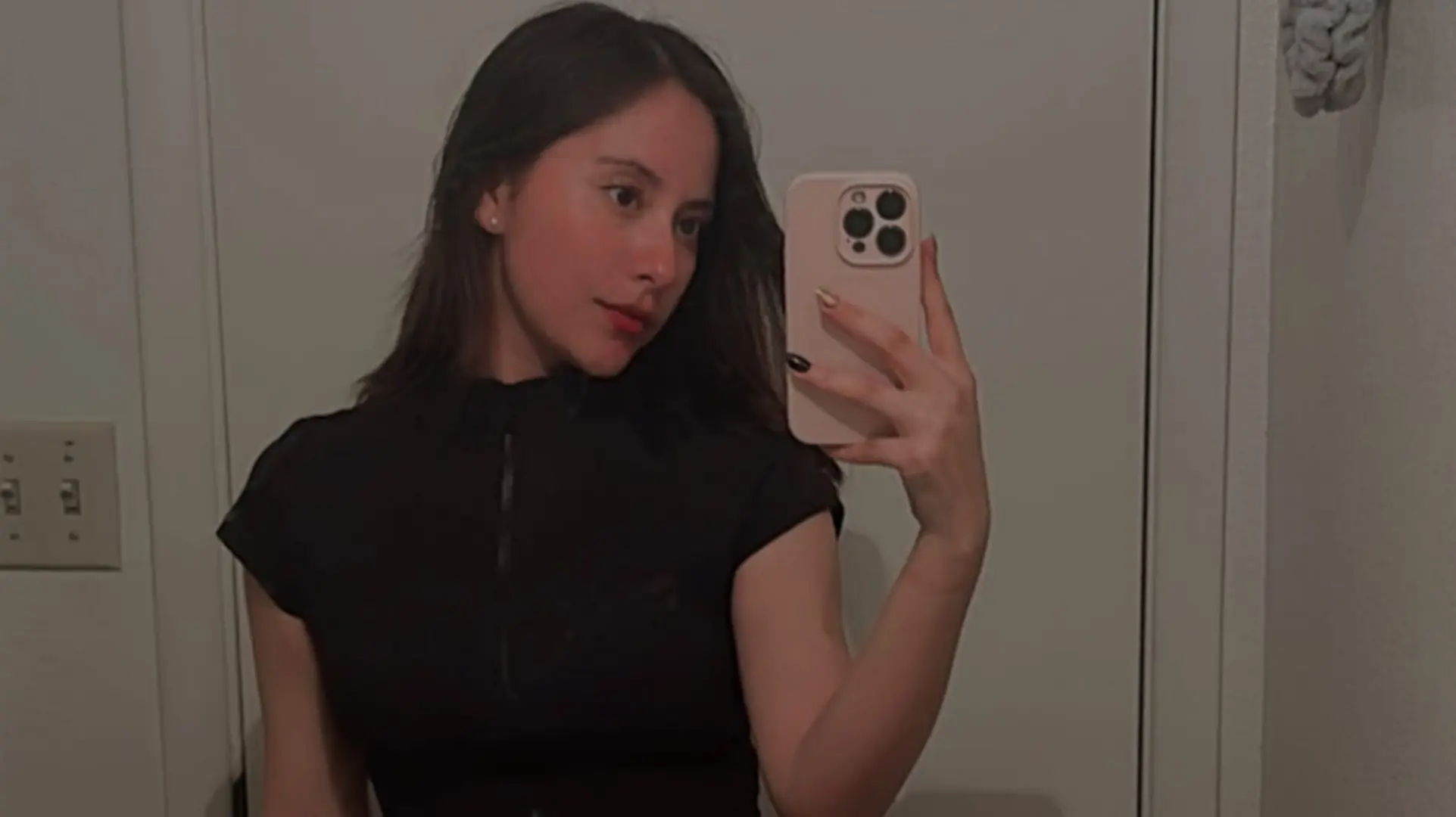 Mostró un gesto serio y atento a las acciones dentro del terreno de juego.