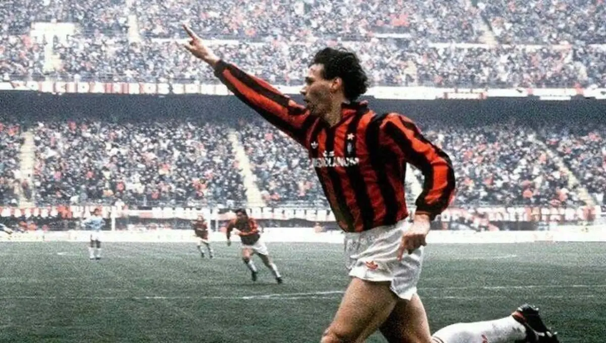  Van Basten se retiró a los 30 años tras no superar una lesión en el tobillo 