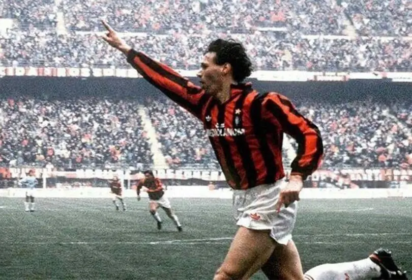 Van Basten se retiró a los 30 años tras no superar una lesión en el tobillo Van Basten se retiró a los 30 años tras no superar una lesión en el tobillo
