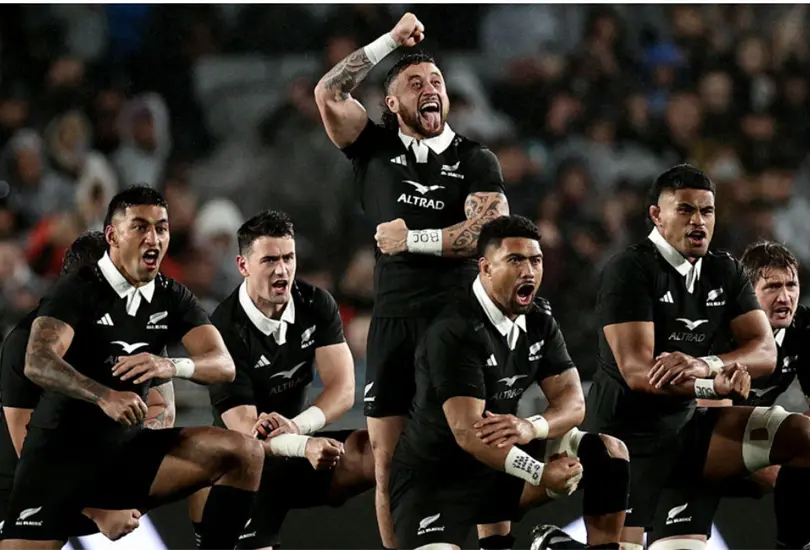 El haka es una forma de mantener viva la tradición maorí y de mostrar respeto por sus raíces El haka es una forma de mantener viva la tradición maorí y de mostrar respeto por sus raíces