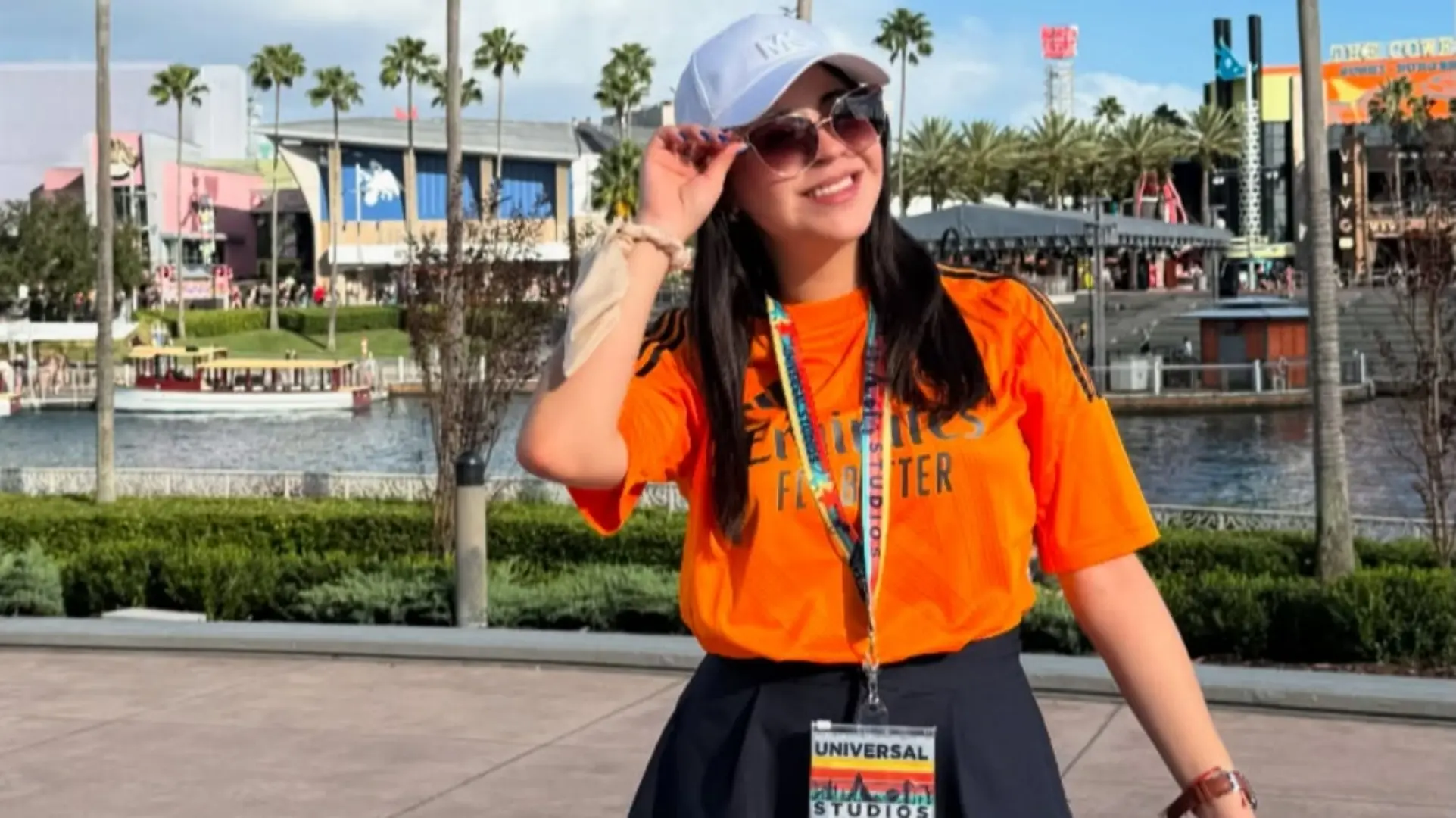 Ha estado en medios como TV Azteca y Hi Sports aunque ha crecido de manera independiente. 