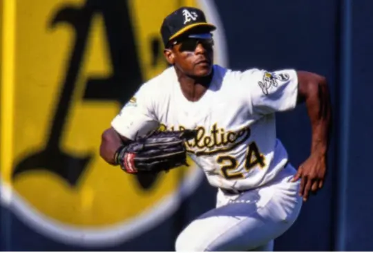 Rickey Hernderson fue 13 veces líder de la liga en bases robadas