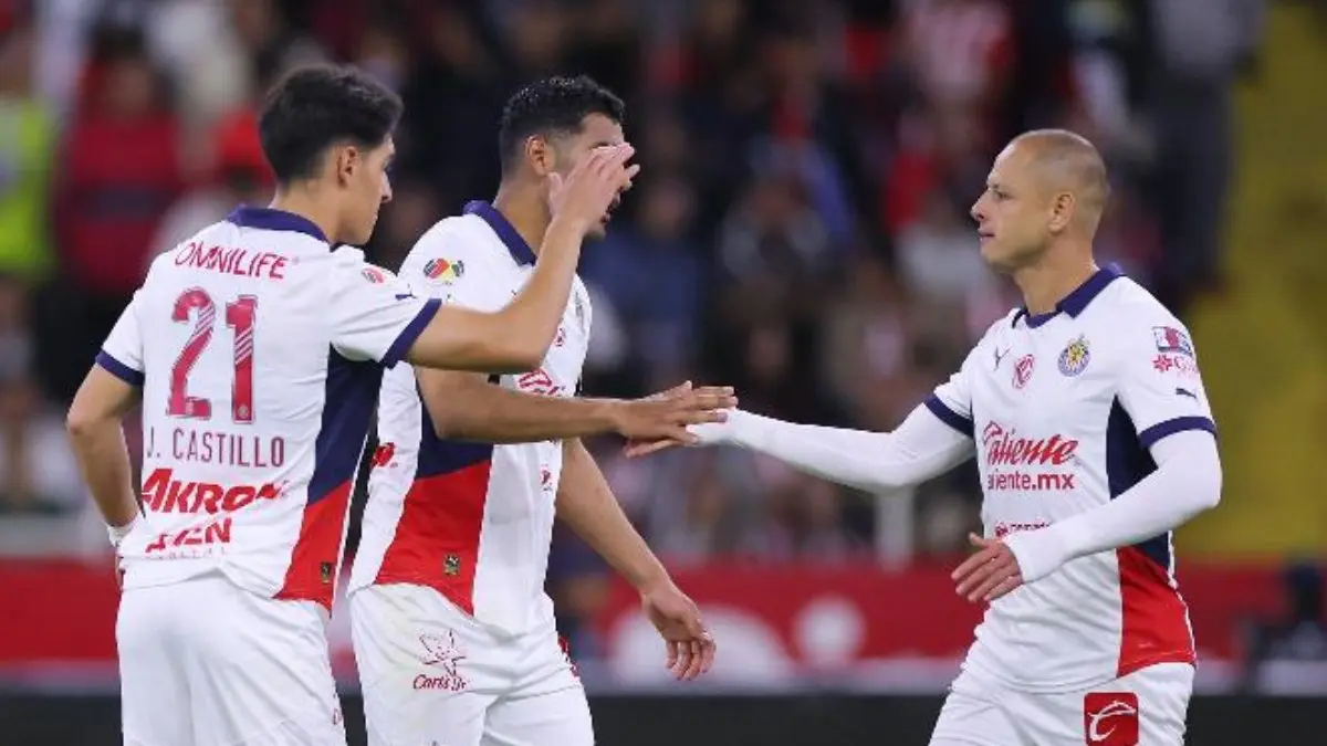  Los aficionados de Chivas han mostrado su descontento con el número 14 