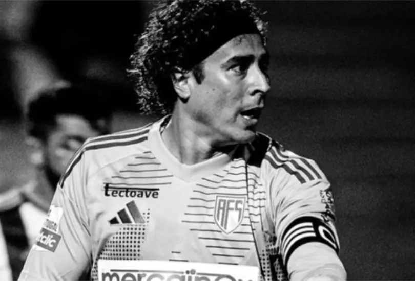 Guillermo Ochoa con el AFS Vila das Aves en donde no juega desde hace 2 meses Guillermo Ochoa con el AFS Vila das Aves en donde no juega desde hace 2 meses