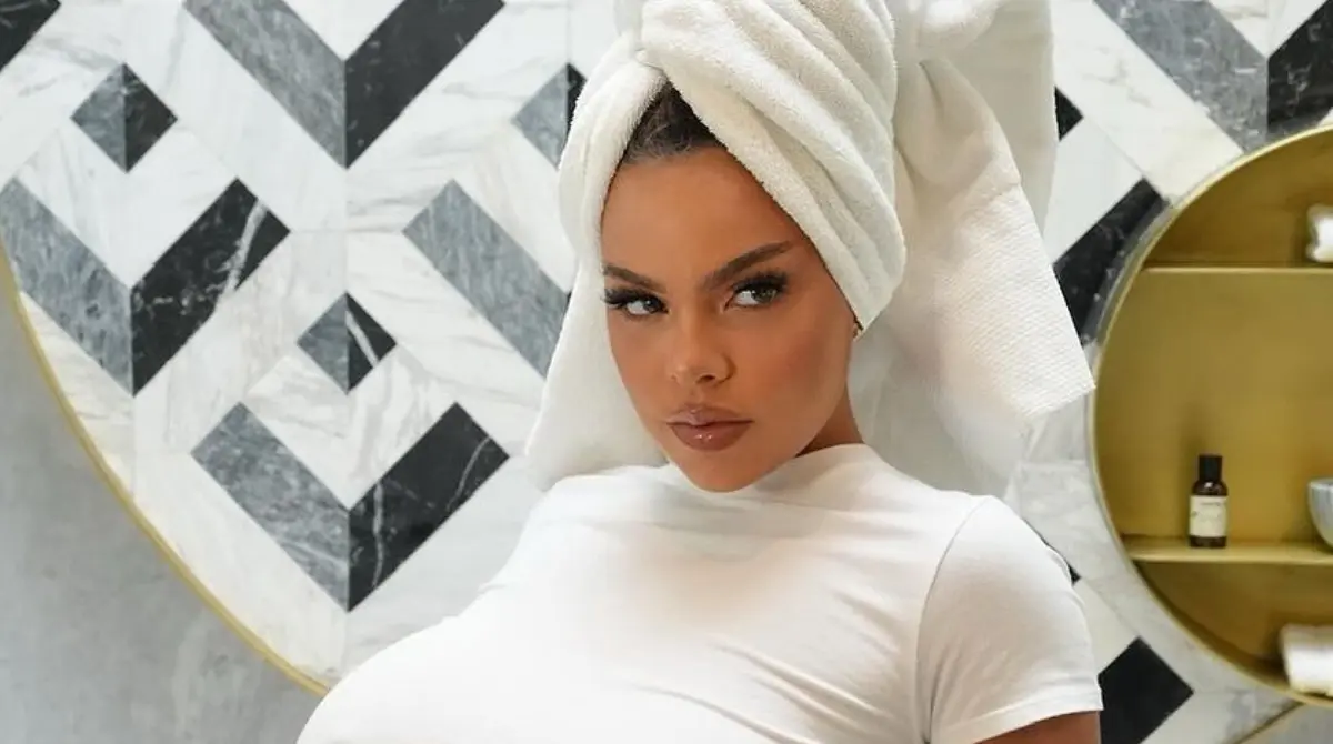 En la actualidad cuenta con poco más de 4.5 millones de seguidores en Instagram, red social en donde comparte fotografías personales y de sus sesiones de modelaje.