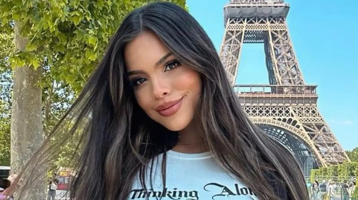 En sus redes sociales presume bastantes viajes por el mundo en destinos como lo son las playas o más específicamente París, Francia.