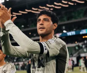 Aficionados de Cruz Azul piden fichaje de Carlos Vela tras lesión de Toro Fernández