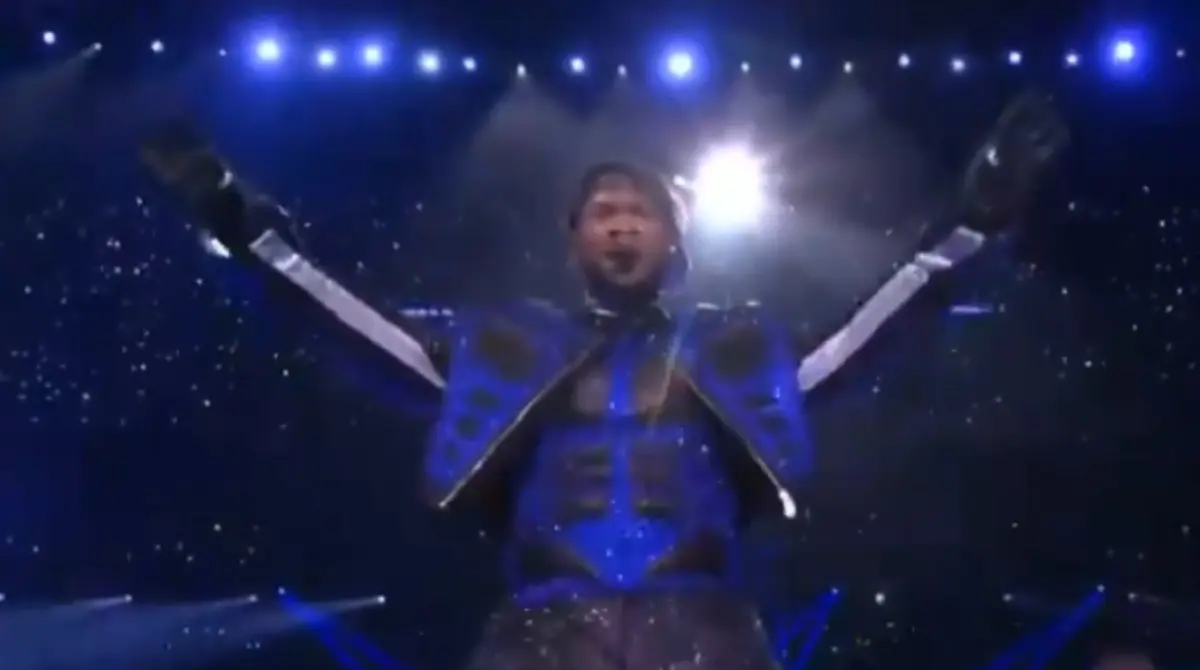 Usher tuvo un show de medio que generó opiniones divididas, particularmente porque Justin Bieber brilló por su ausencia y porque consideran pudo interpretar canciones diferentes.