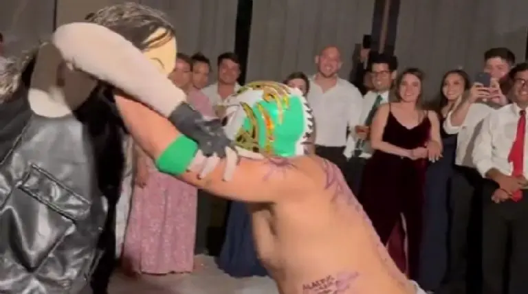 Los luchadores comenzaron su pelea en medio de la pista de baile. Captura de pantalla
