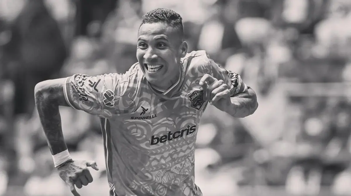 Los reportes de las autoridades indican que el mexicano iba a exceso de velocidad, por lo que terminó estampándose con un poste.