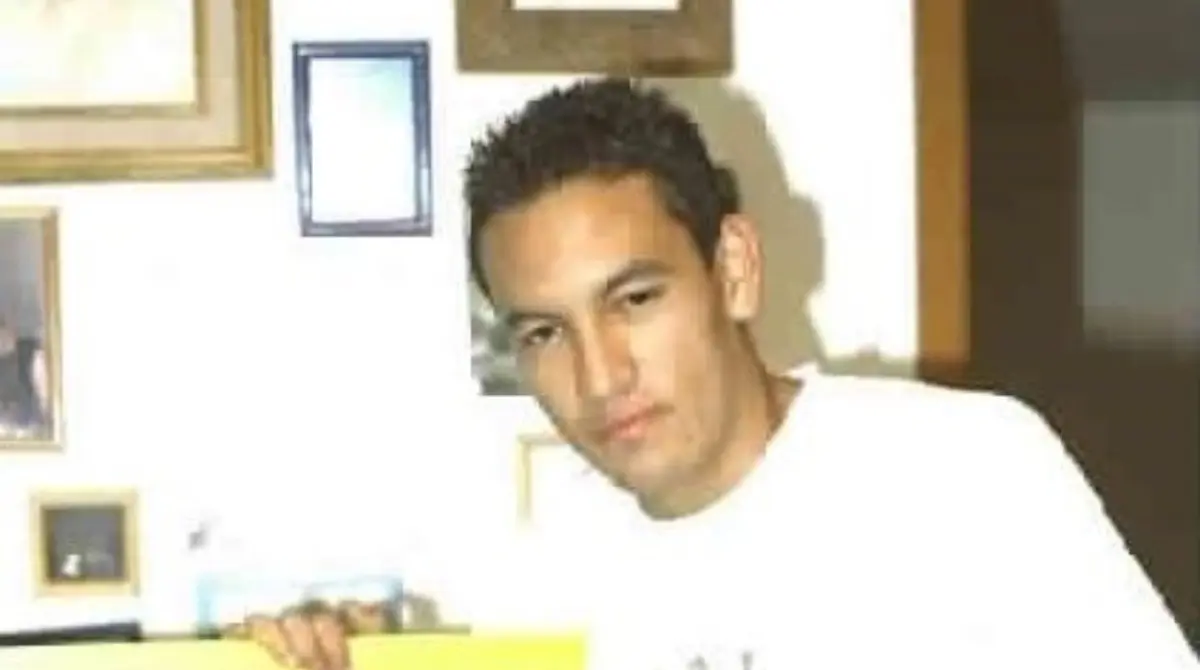 Durante los últimos días del año 2000, perdió la vida a los 20 años de edad tras ser embestido a bordo de su automóvil por otro vehículo que se pasó un alto.