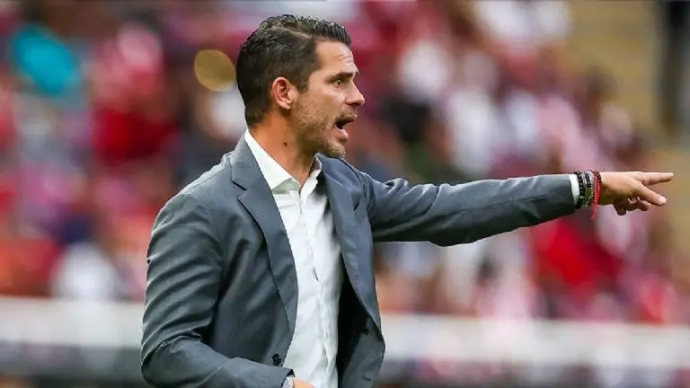 Fernando Gago respondió a los pedidos de que adelante el regreso de Chicharito Hernández por los problemas de Chivas - Archivo Referee