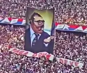Club de Brasil hace tifo del Señor Barriga para burlarse de uno de sus rivales (VIDEO)