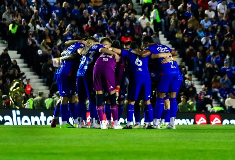 David Faitelson asegur&oacute; que un jugador de Cruz Azul estar&iacute;a en la &oacute;rbita del Feyenoord, de Santiago Gim&eacute;nez