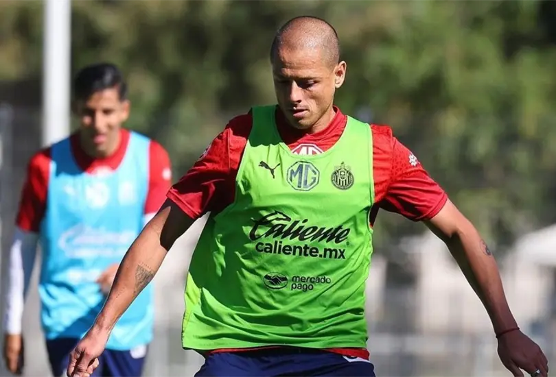 De acuerdo con el Pocho Guzm&aacute;n, Javier Hern&aacute;ndez est&aacute; entrenando al m&aacute;ximo para poder volver a jugar 