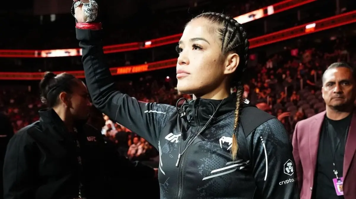 Tracy Cortez llam&oacute; la atenci&oacute;n de todos sus aficionados luego de hacerse presente en la cancha del Estadio Azteca para apoyar a las '&Aacute;guilas'.