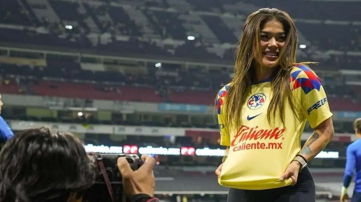 Tracy Cortez fue invitada especial del club en el partido contra Mazatl&aacute;n del Clausura 2024, donde pos&oacute; sonriente con la camiseta del Am&eacute;rica.