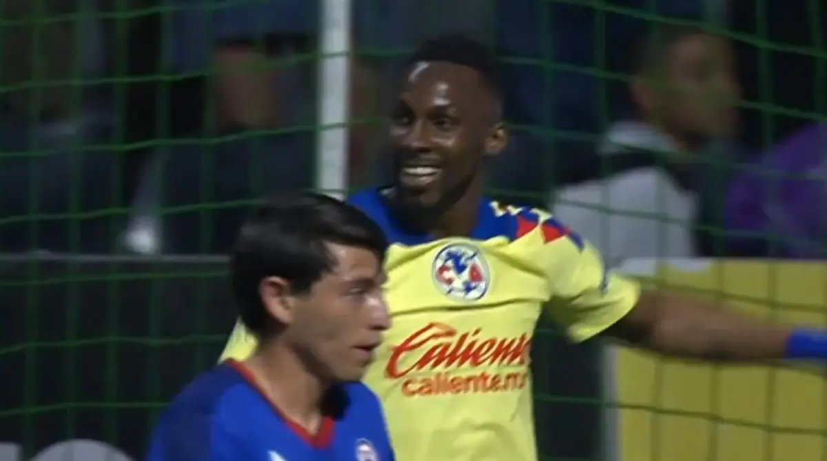 El propio Quiñones no podía creer su tres tantos anulados en el partido, por lo que únicamente sonreía de manera irónica por las decisiones arbitrales.