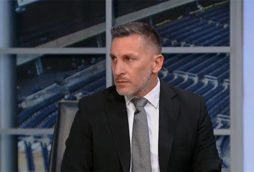 El analista de la televisora se mostró fastidiado por las decisiones de la producción. El analista de la televisora se mostró fastidiado por las decisiones de la producción.