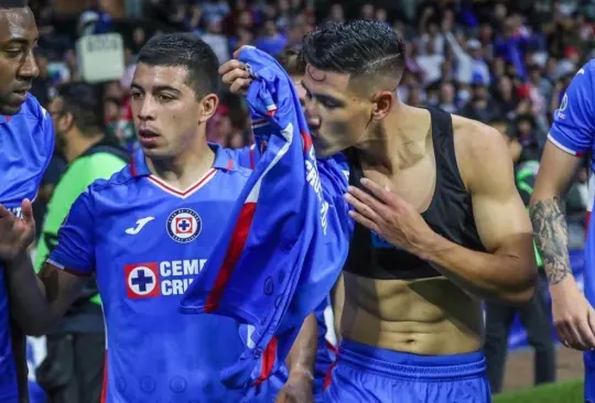 El jugador de la Máquina reconoció que cometió un error al festejar besando el escudo de Cruz Azul frente a Chivas 