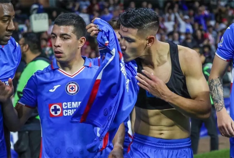 El jugador de la M&aacute;quina reconoci&oacute; que cometi&oacute; un error al festejar besando el escudo de Cruz Azul frente a Chivas 