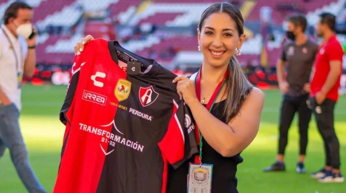 La reportera ha sido criticada en muchas ocasiones por su puesto de trabajo y se ha tachado de nepotismo, pues la gente afirma que de no haber sido por la trayectoria de su padre, Emilio Fernando Alonso, ella no estaría ahí, pero a la joven le encanta callar bocas y sabe el esfuerzo que le ha costado llegar a lo que hace día a día.