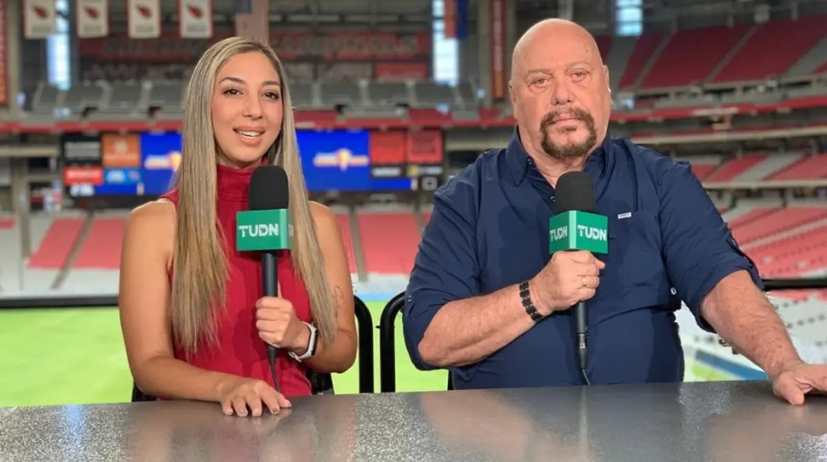 Ha trabajado al lado de grandes figuras, como el 'Perro Bermudez', y gracias a su actividad en cancha tuvo la oportunidad de hacer una transmisión junto con su padre, ya que mientras el narró ella se encontraba como reportera, momento que fue transmitido en TUDN en 2021 y fue muy emotivo.