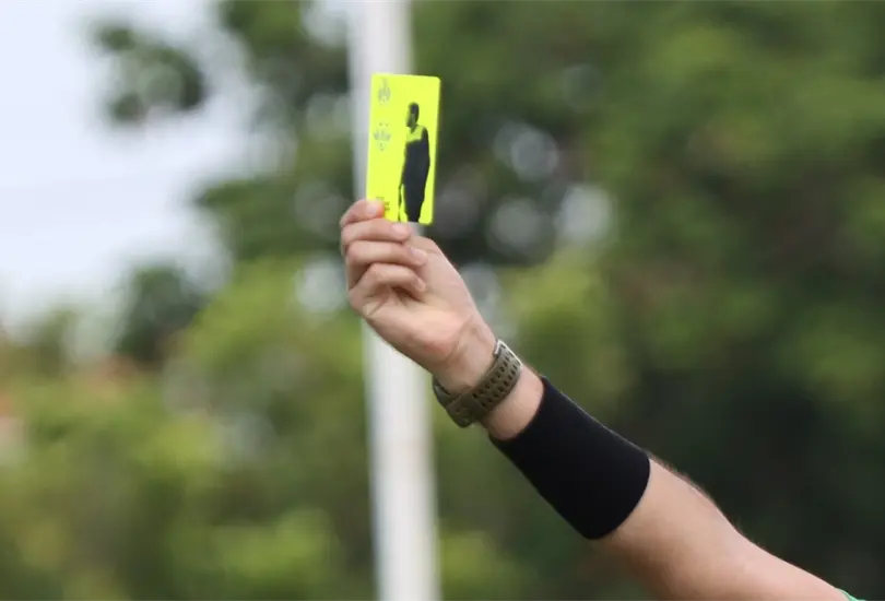 Los &aacute;rbitros podr&iacute;an usar una tarjeta azul en los partidos