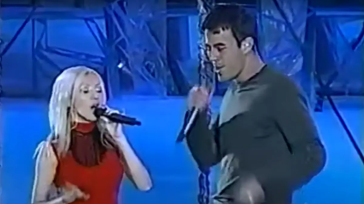 ENRIQUE IGLESIAS, CHRISTINA AGUILERA Y OTROS: Los dos artistas mencionados junto a Phil Collins, Toni Braxton y Tina Turner fueron duramente criticados por los fanáticos porque ninguno quiso cantar alguno de sus éxitos más importantes en el espectáculo.