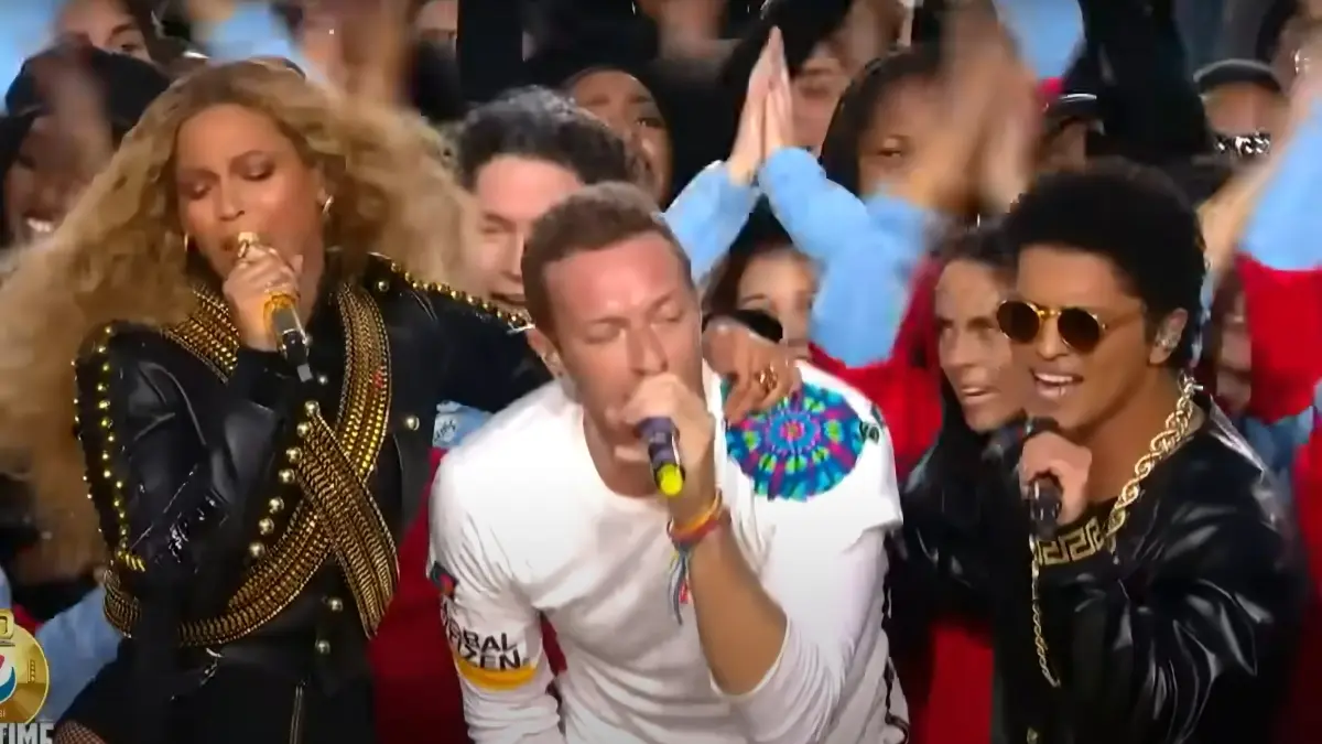 COLDPLAY: Aunque fueron presentados como el artista principal del show del medio tiempo del Super Bowl, la banda británica fue opacada por la presencia de Beyoncé y de Bruno Mars, que cantaron sus éxitos de ese año.