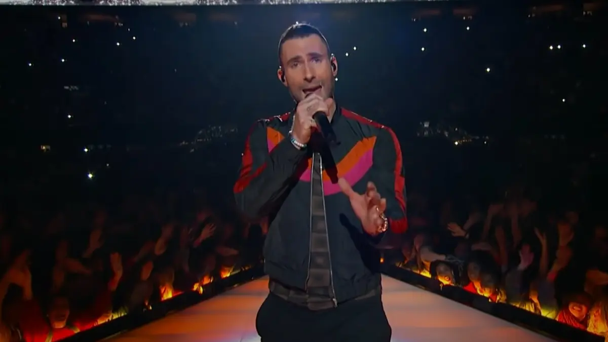 MAROON 5: La banda estadounidense aceptó el reto en medio de la polémica por el rechazo de varios artistas a la invitación de la NFL y respondieron con un espectáculo que fue criticado por los aficionados, además que el vocalista Adam Levine recibió la mayor parte de estas por quitarse su playera.