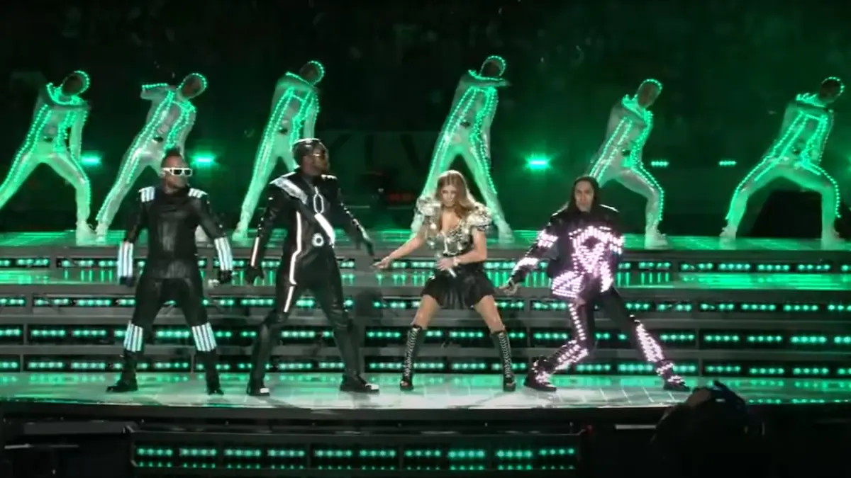 BLACK EYED PEAS: Will.i.am y compañía tenían la presión de ser el primer artista pop en participar en el show del medio tiempo desde el incidente de Janet Jackson, y no cumplieron con las expectativas debido a varias decisiones que tomaron para este.