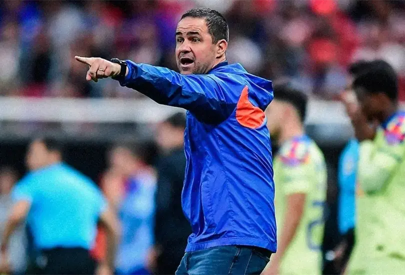 Andr&eacute; Jardine, DT de Am&eacute;rica, lanz&oacute; un duro mensaje vs afici&oacute;n de Chivas por insultos racistas a Juli&aacute;n Qui&ntilde;ones