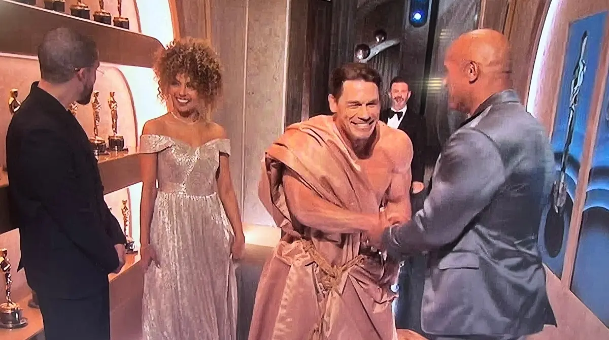 Al finalizar su presentaci&oacute;n, el equipo de vestuario lleg&oacute; r&aacute;pidamente para auxiliarlo con un estilo romano.